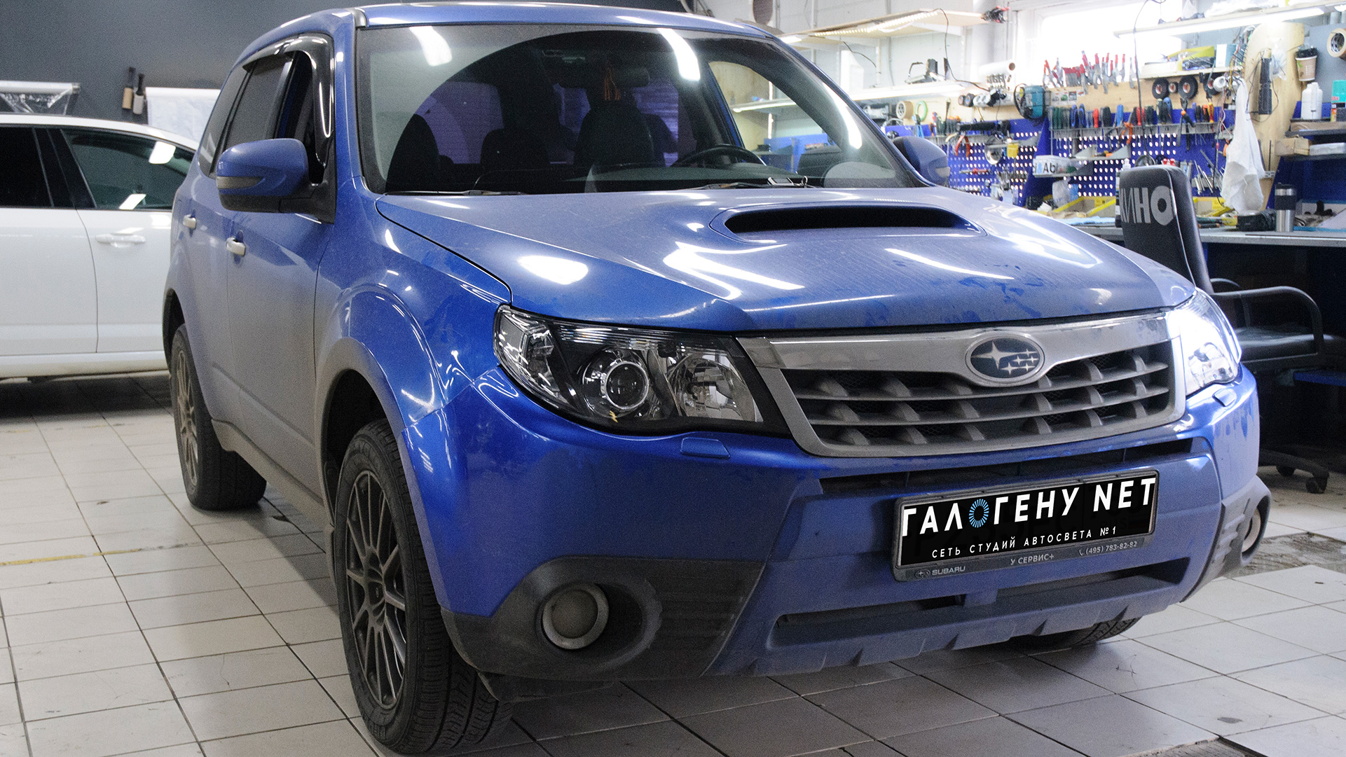 Как отрегулировать фары на Subaru Forester?