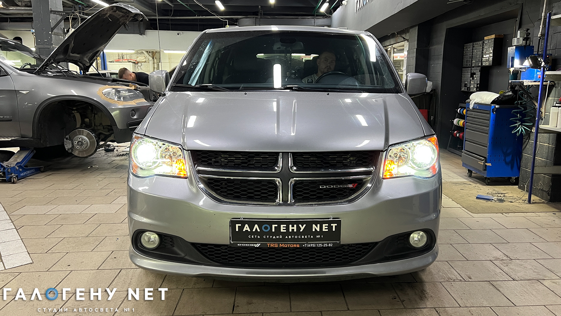 Dodge Grand Caravan - установка линз GNX Silver с мягкой стг в отражатель в  фарах, восстановление стёкол фар, бронирование фар | Студия автосвета  Галогену NET